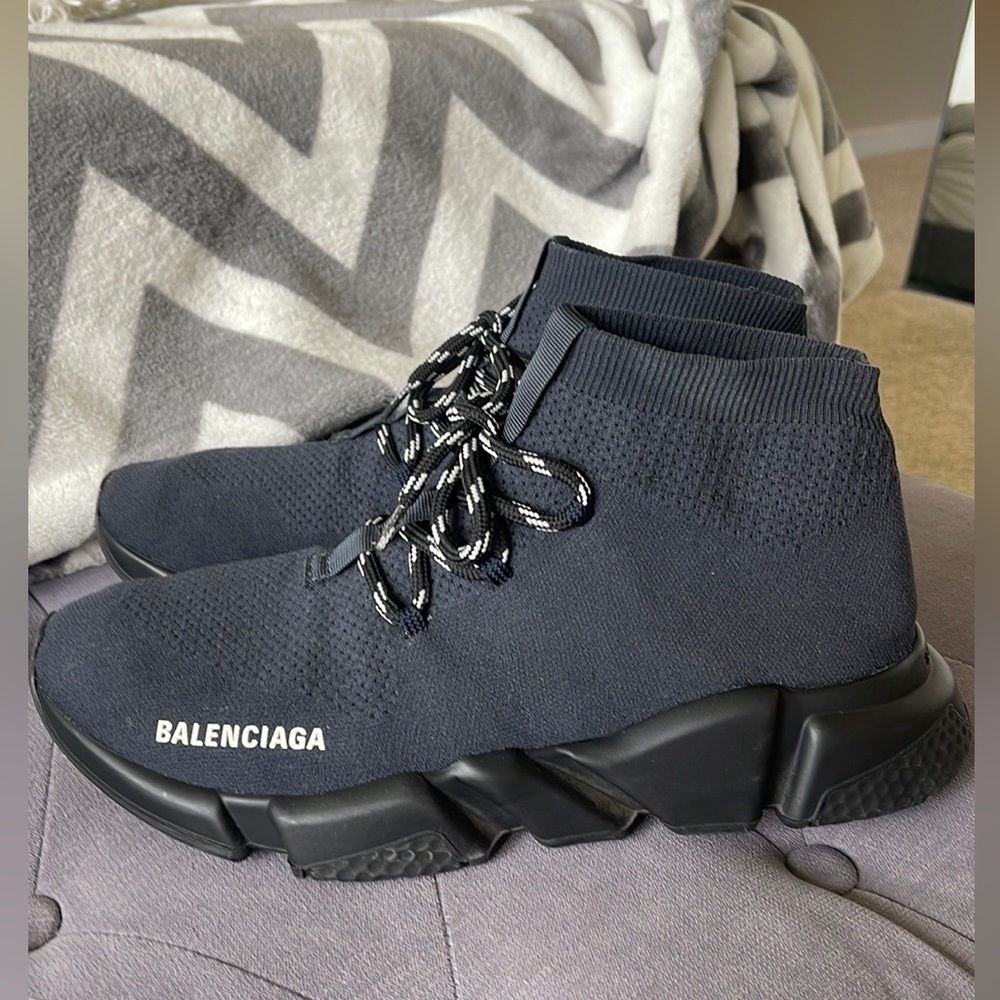 NWOT, Authentic, Men’s Size 9, Speed Lace-Up RARE dark blue knit with black sole